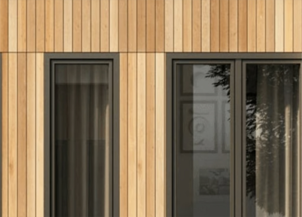 Serramenti ad alta efficienza energetica con profili in alluminio scuro su facciata ventilata in legno verticale. Risparmio energetico e design moderno.