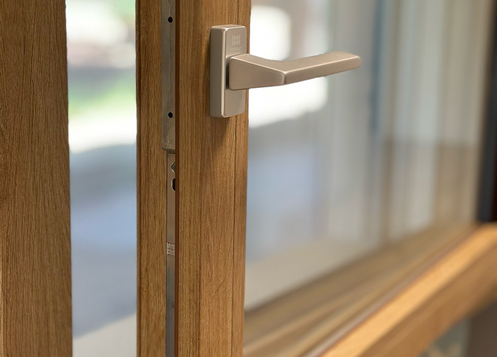 Dettaglio di una finestra in legno moderna con ferramenta evoluta e vetrocamera isolante